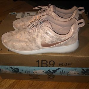 Nike Roshe Runs Rose Gold Women’s Size 11